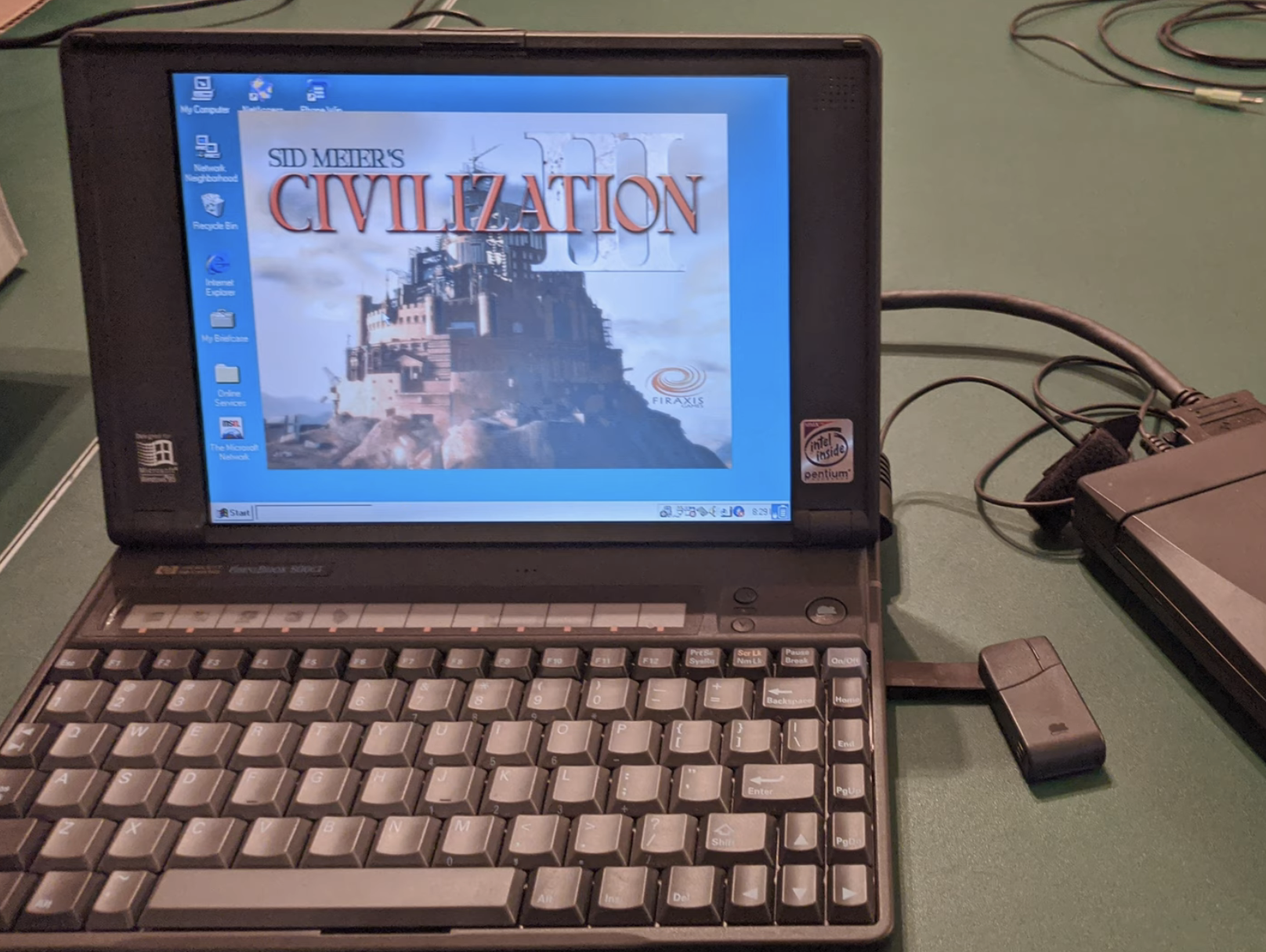 The HP OmniBook 800CT on a table with Civilization loaded up on it.