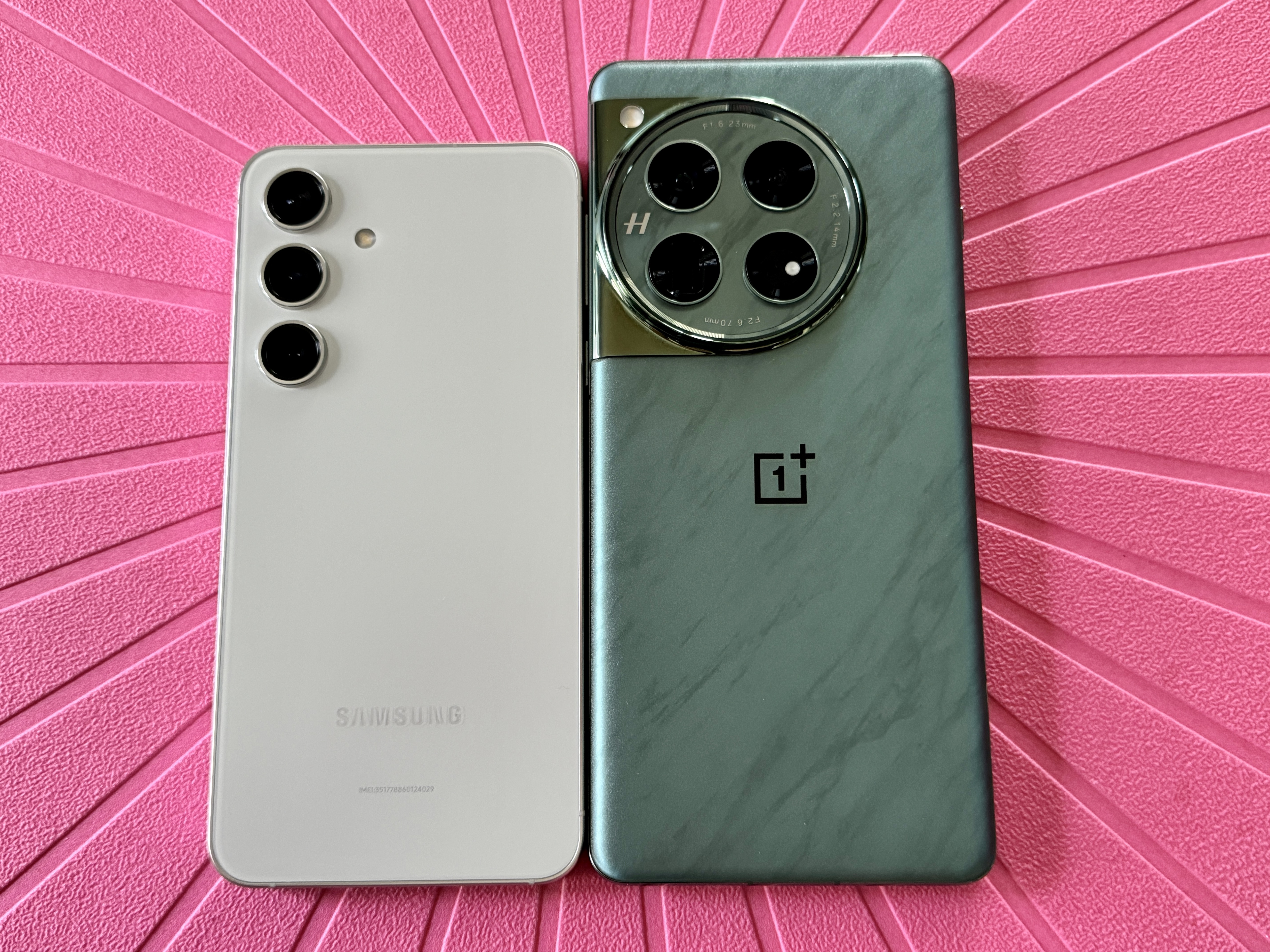 Samsung Galaxy S24 in Gray (left) and OnePlus 12⁣ in Flowy Emerald.