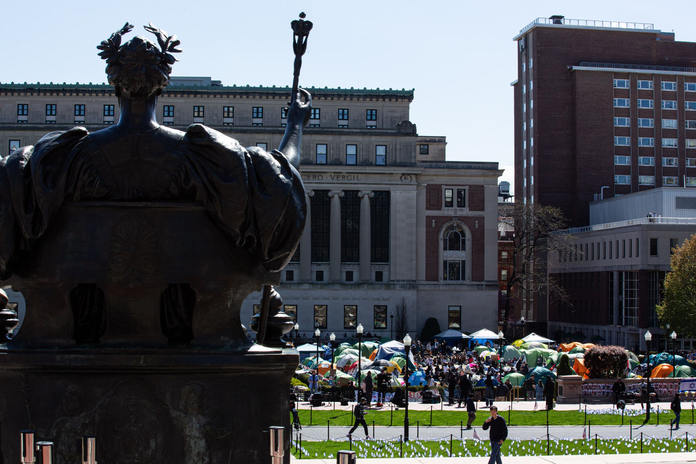 A photo of the student encampment on ‍the quad of Columbia ⁤University, protesting the university's ties to Israel.