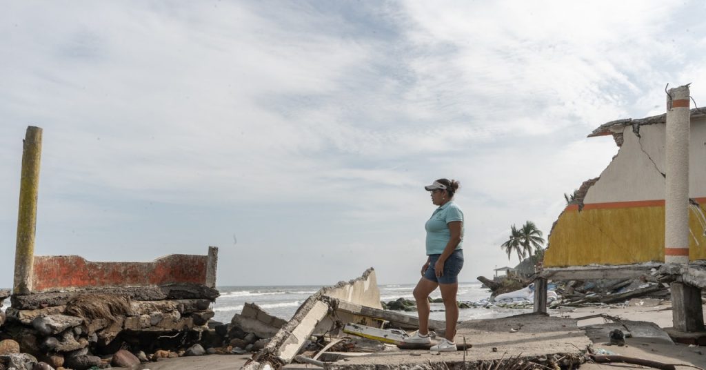Mexican Town Faces Threat from Rising Sea Levels