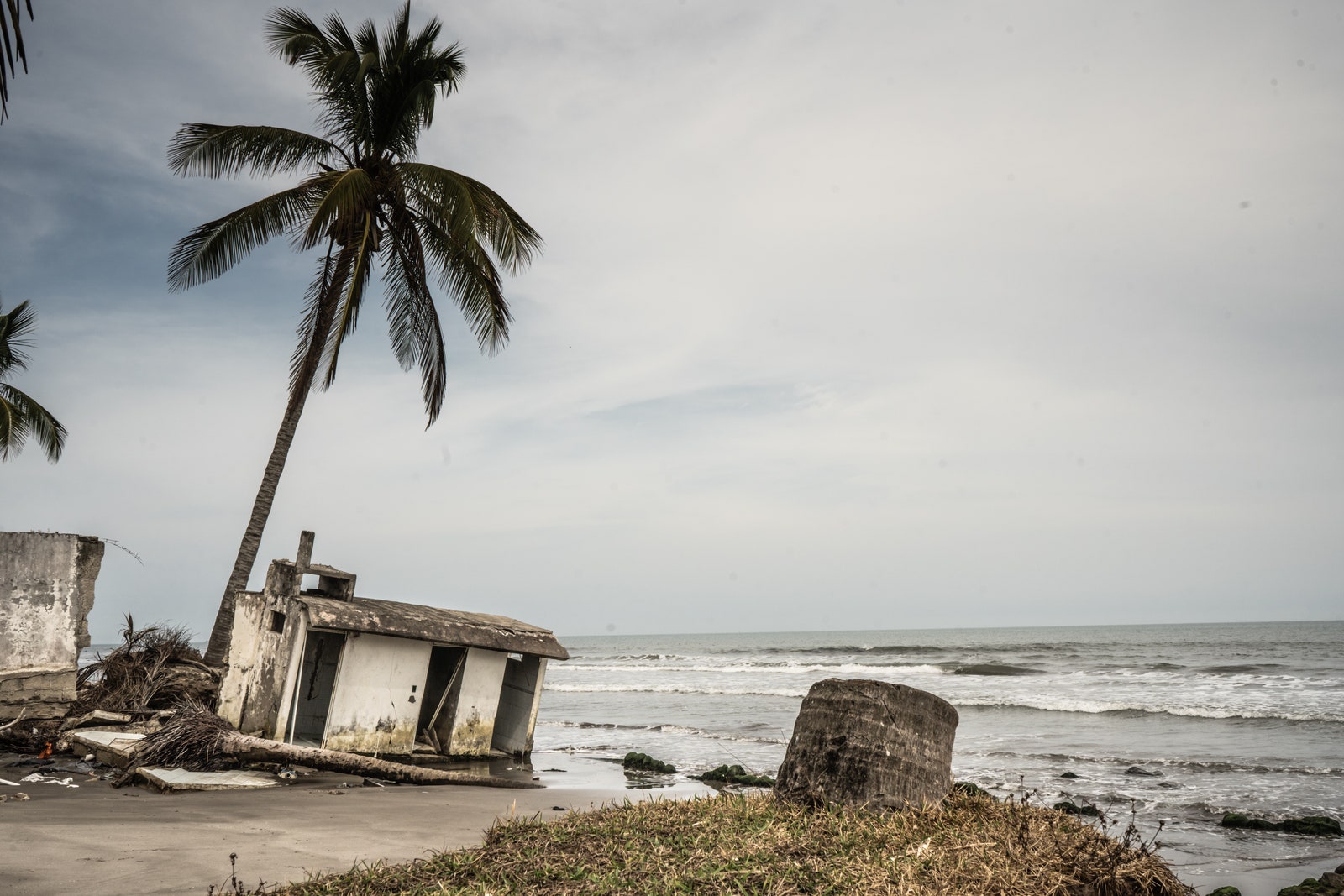 Ruins of one of ‍the ​houses that the sea took away in Las Barrancas.