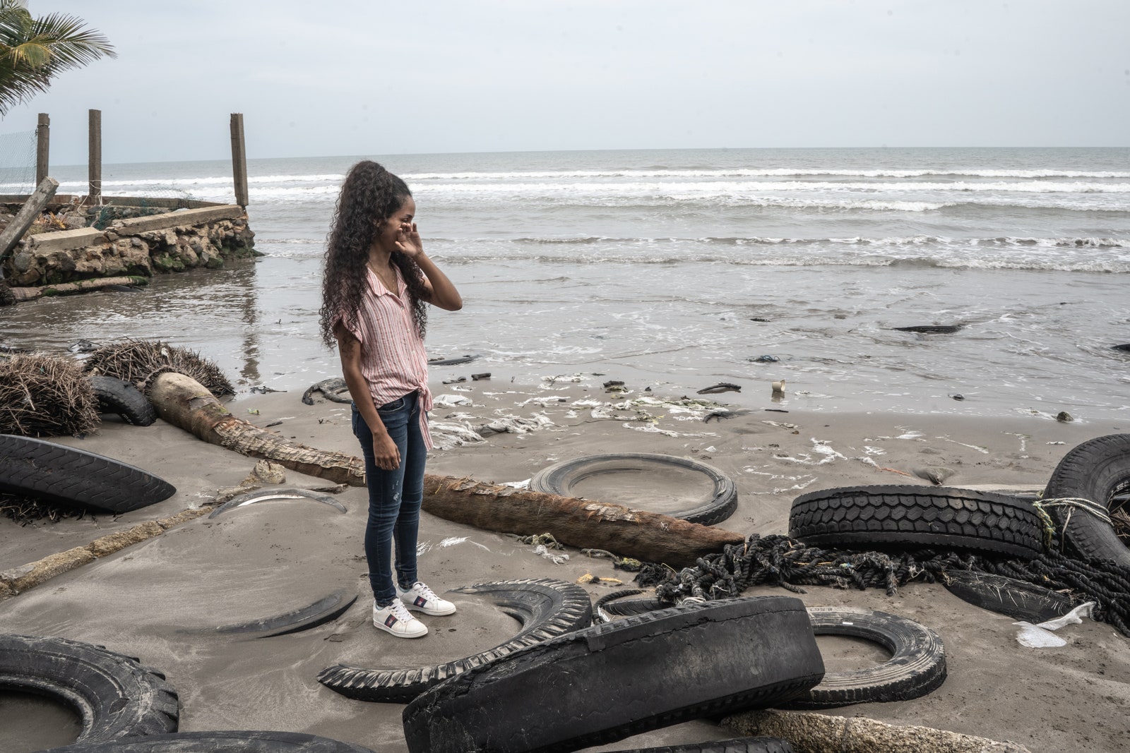 Claudia Ramón⁤ in Las Barrancas,‌ Veracruz, facing the ravages of rising sea levels.