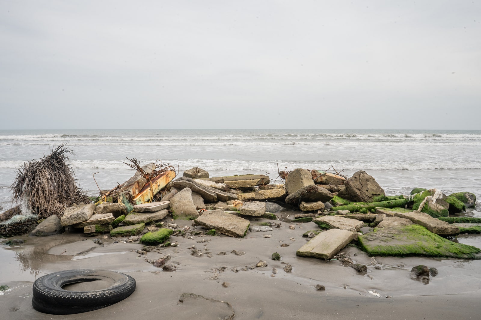 Ruins of ‌one of the houses‌ that the sea took​ away in Las Barrancas,⁤ Mexico