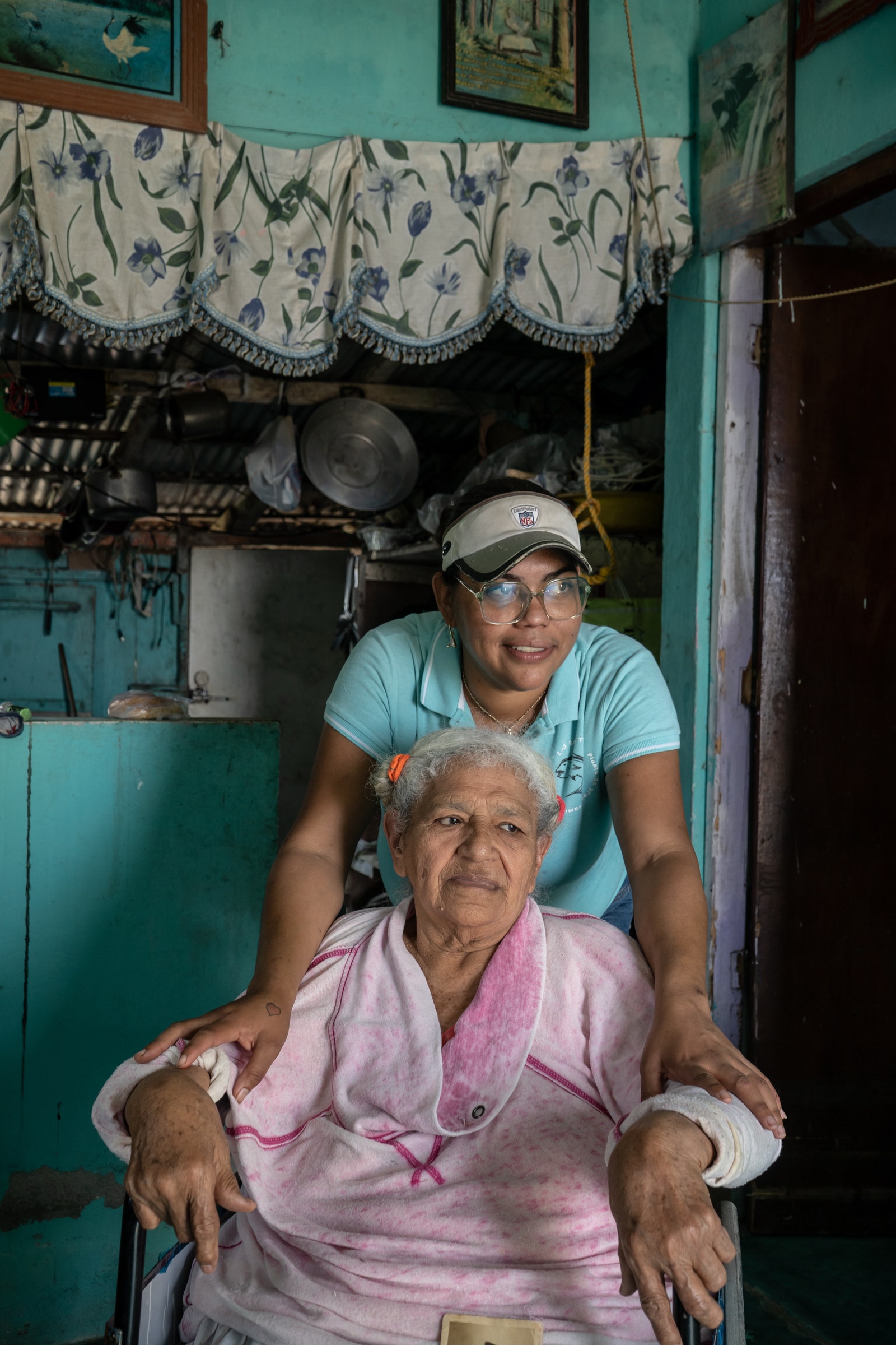 Nancy Otsoa with⁤ her grandmother Florencia “Pola” Hernández, 81, in Las Barrancas, Mexico.