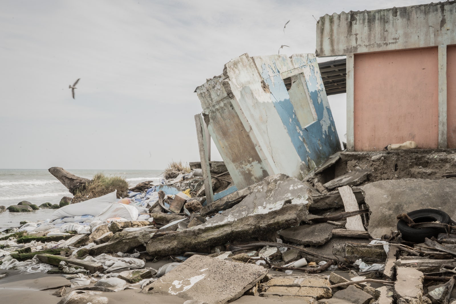 Ruins of one ‍of the houses that the ⁤sea took away‍ in Las Barrancas, in Veracruz, Mexico.